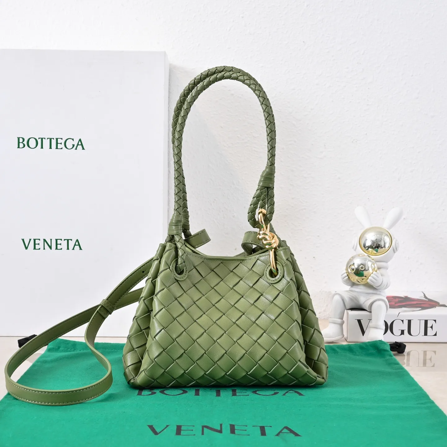 Batch 1760 BV home is new! Andiamo combines Bottega Veneta archives parachute handbags to inherit retro elements and integrate modern trends. The same style as Shu Qi's Beijing Night. It is a continuation of the classic bag. It has three functions: hand carry, shoulder and cross-body. It is embellished with metal brass knot buckles. The capacity of the small one is amazing. It can easily hold sunglasses in a box/small bottle of water/powder powder/charger and other daily necessities when going out. The upper body is versatile. Style number: 6569 Size: 21*17*16.5cm